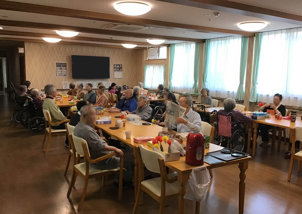 食堂での団らん